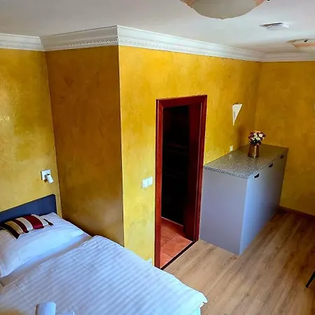 & 4* Karlštejn