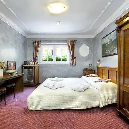 & 4* Karlštejn